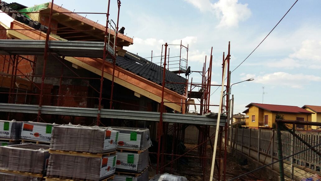 Un cantiere con impalcature e mattoni accatastati uno sopra l'altro